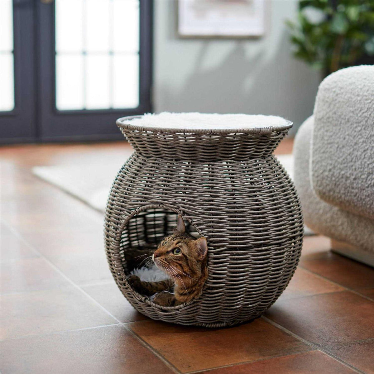 Round Wicker Cat Condo with Top Perch I677803
