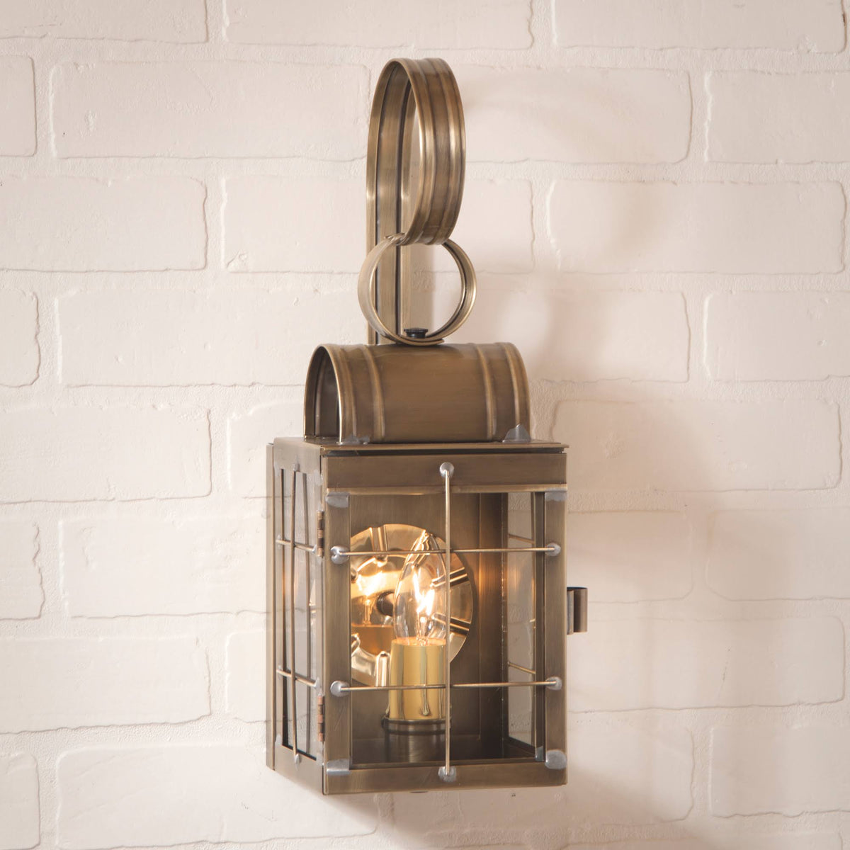 Single Wall Lantern in Weathered Brass O322707
